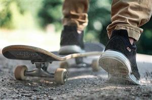 Feet starting skateboard momentum